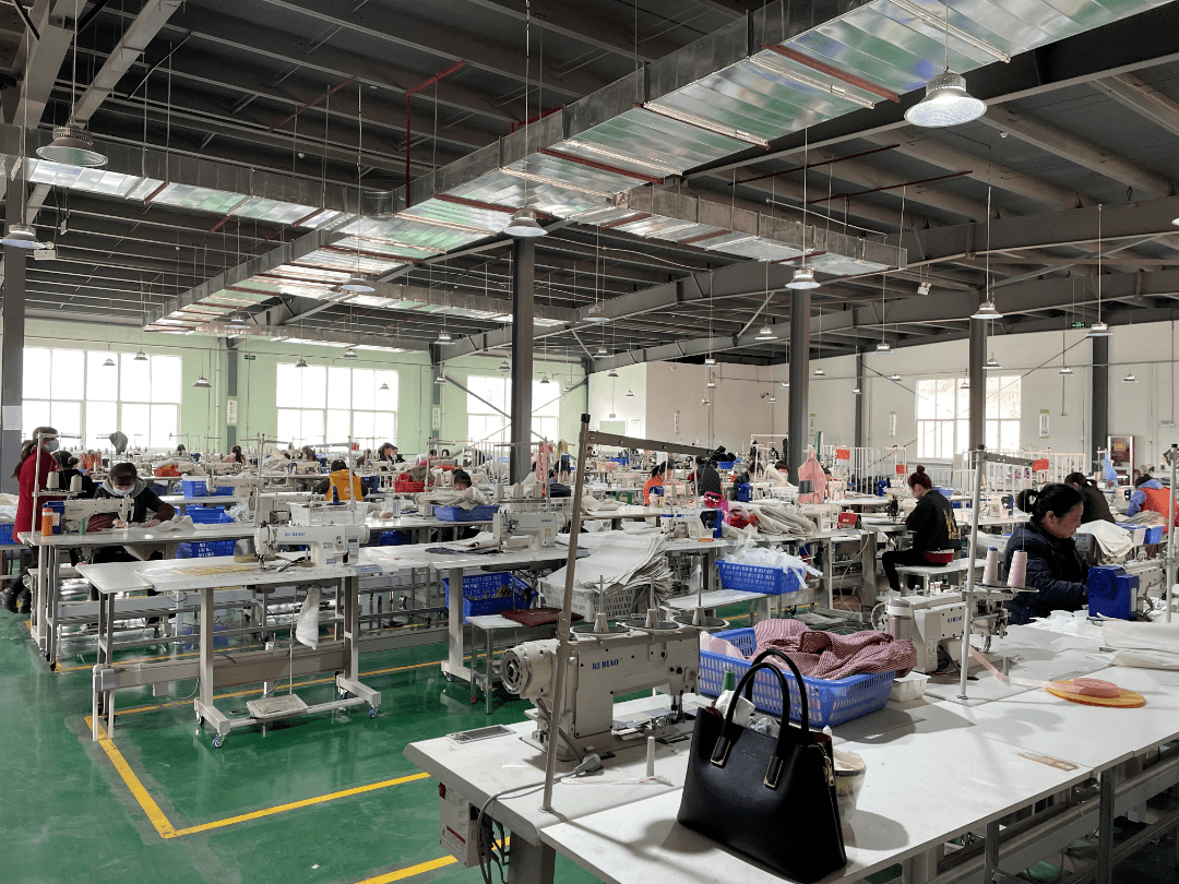 也是銅川首家外貿(mào)型標(biāo)準(zhǔn)化社區(qū)工廠,信達(dá)寶利箱包項目于20