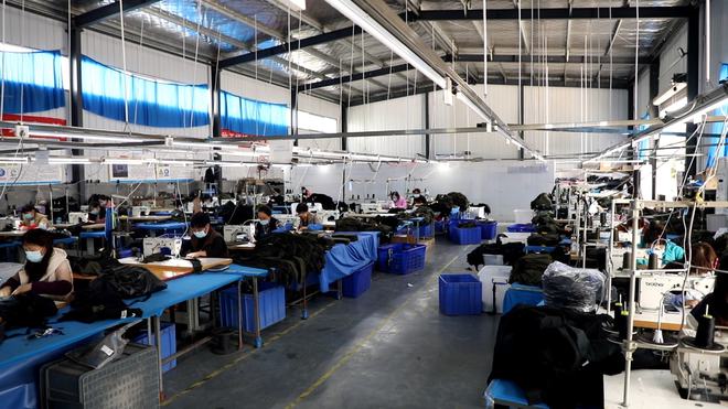 洛寧縣城關(guān)鎮(zhèn)鄉(xiāng)賢黃京玉 一朵怒放的鄉(xiāng)賢花，托起箱包加工致富夢(mèng)